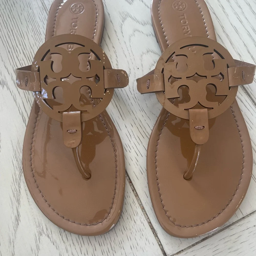 Tory Burch Tan Miller Sandals Iconic Glossy Patent Leather Design - Picture 3 of 10